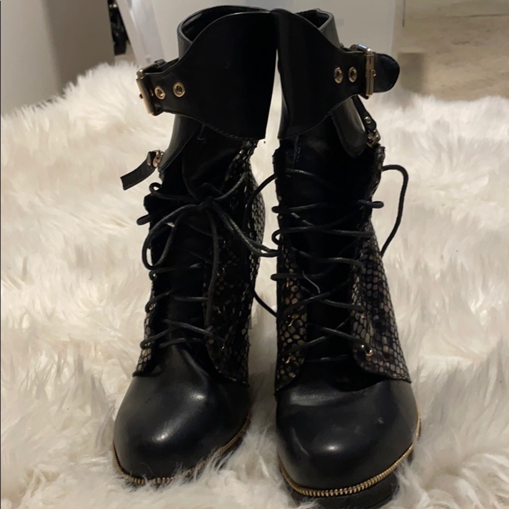 Black heels boots